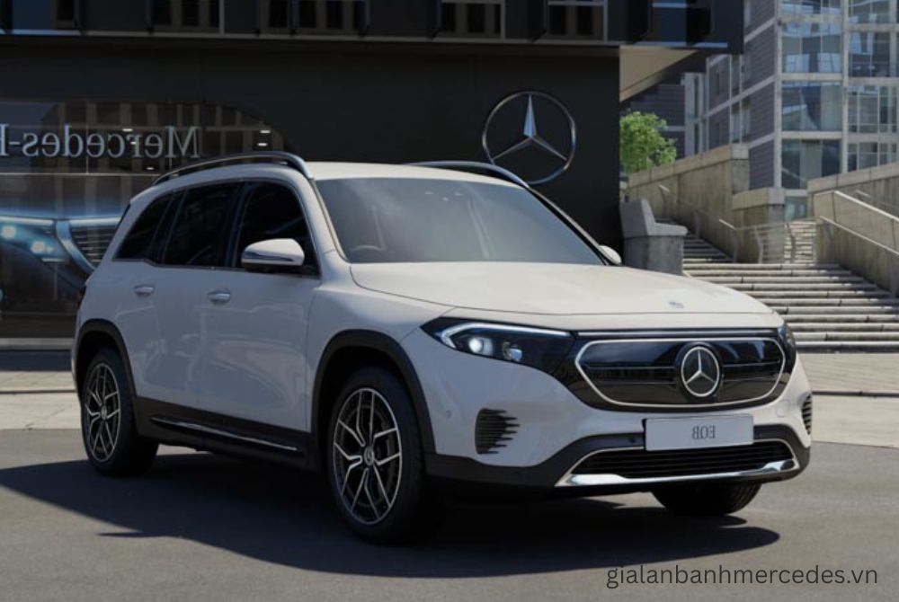mercedes eqb 250 vin 2025 màu trắng đứng trong showroom hiện đại
