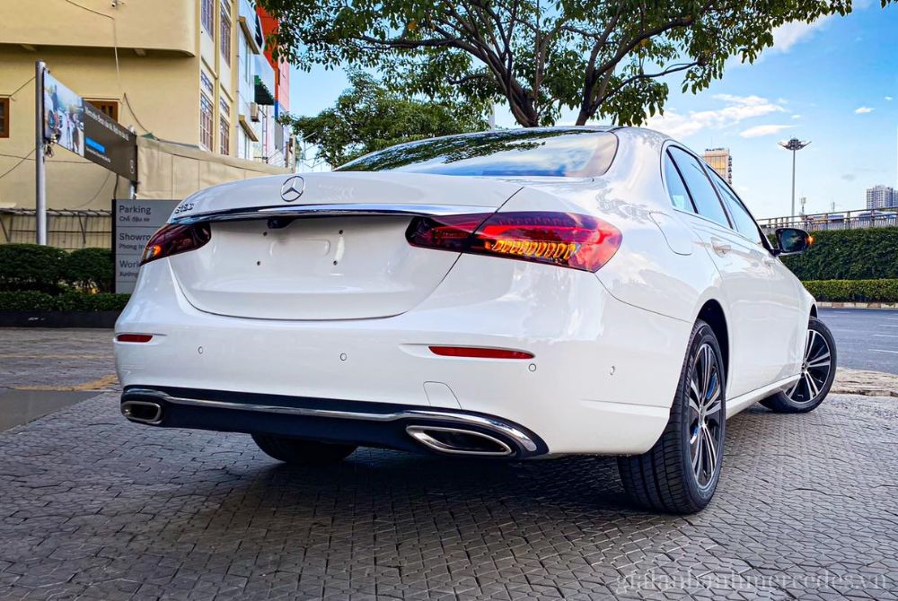 Tổng quan mặt sau Mercedes E180