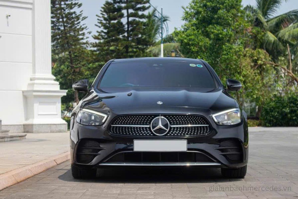 Mercedes E300 AMG giá 2,3xx tỷ – xe mới chính hãng giảm mạnh