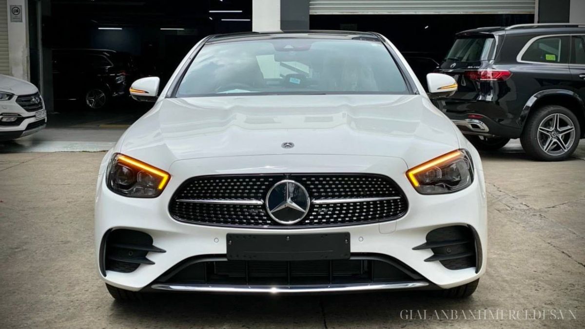 Mercedes E300 màu trắng
