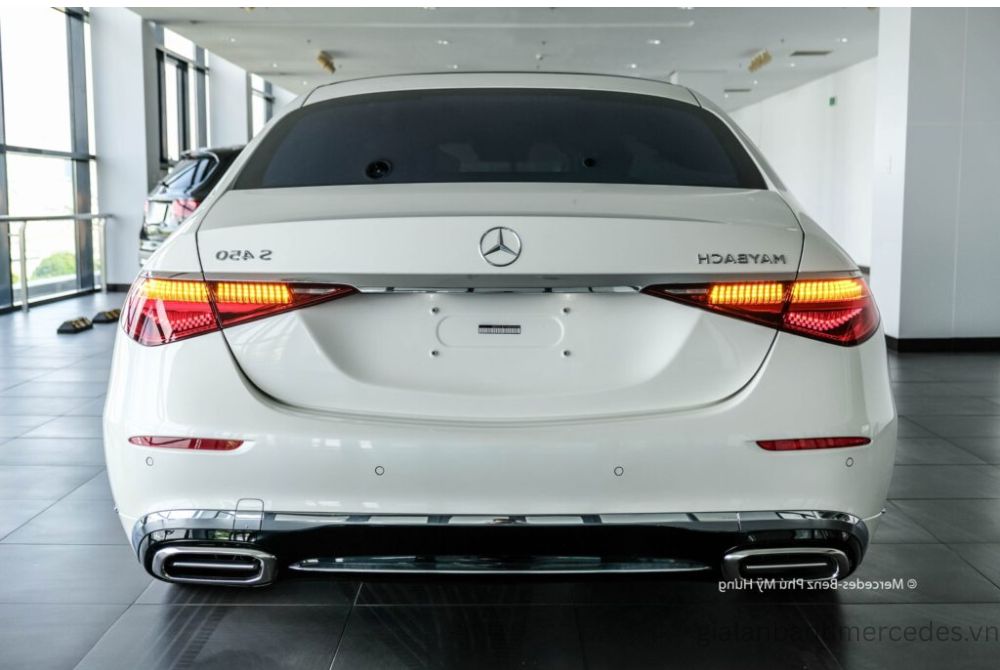Đuôi xe Maybach S450 màu trắng sang trọng – thiết kế tinh tế, tôn vinh quyền lực đỉnh cao của doanh nhân hiện đại.