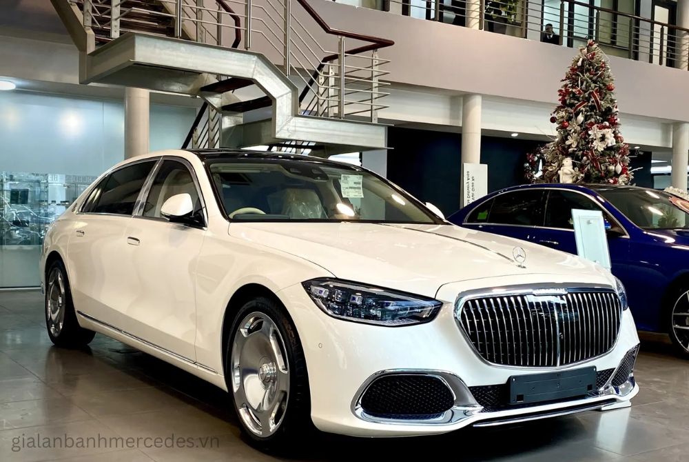 Maybach S450 màu trắng kem phiên bản giới hạn – ngoại thất nổi bật giữa khung cảnh sang trọng.
