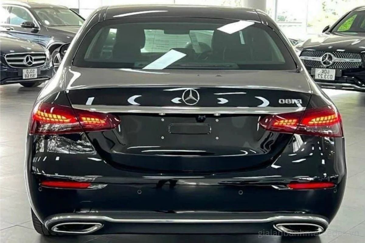 Mặt sau Mercedes E180 