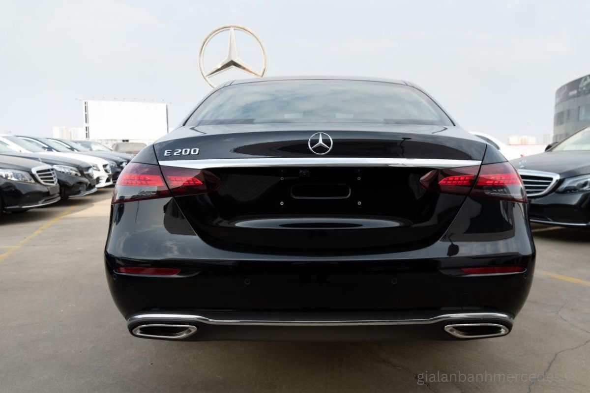 Logo Exclusive trên thân xe Mercedes E200 – Khẳng định đẳng cấp dòng sedan sang trọng