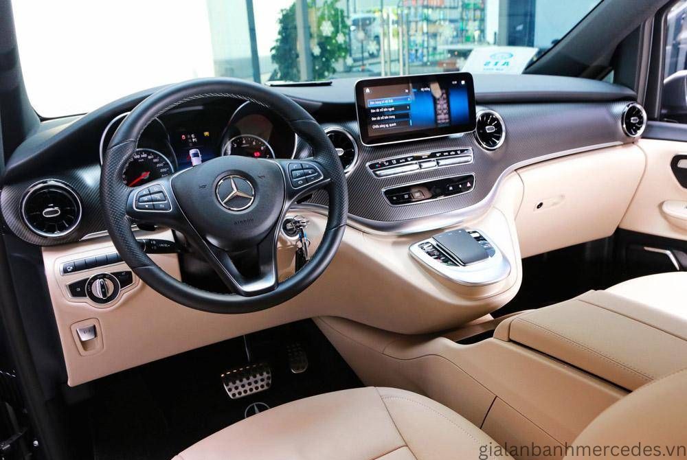 Nội thất rộng rãi Mercedes V250 AMG 2023 giảm 100% trước bạ cho công ty, cơ quan