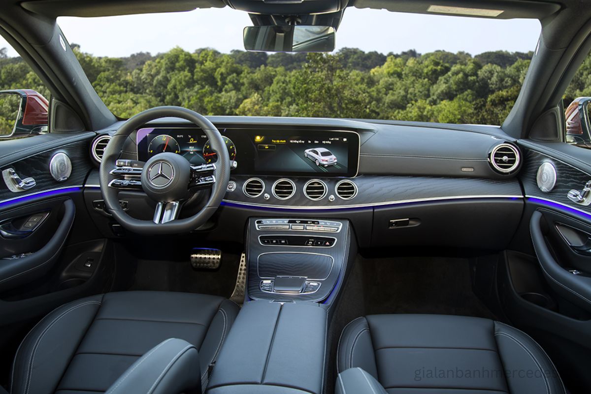 Nội thất E300 AMG mới với vô lăng AMG và màn hình đôi cao cấp