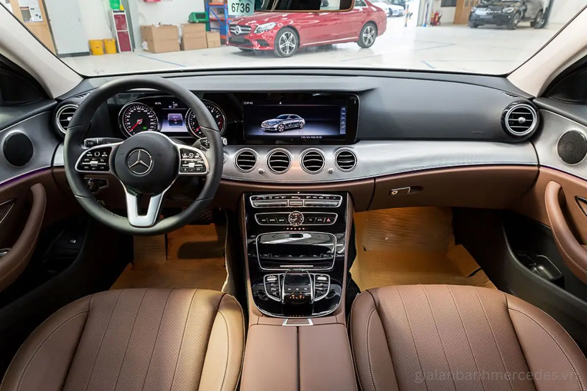 Nội thất Mercedes E180 mới 2025 sang trọng hiện đại