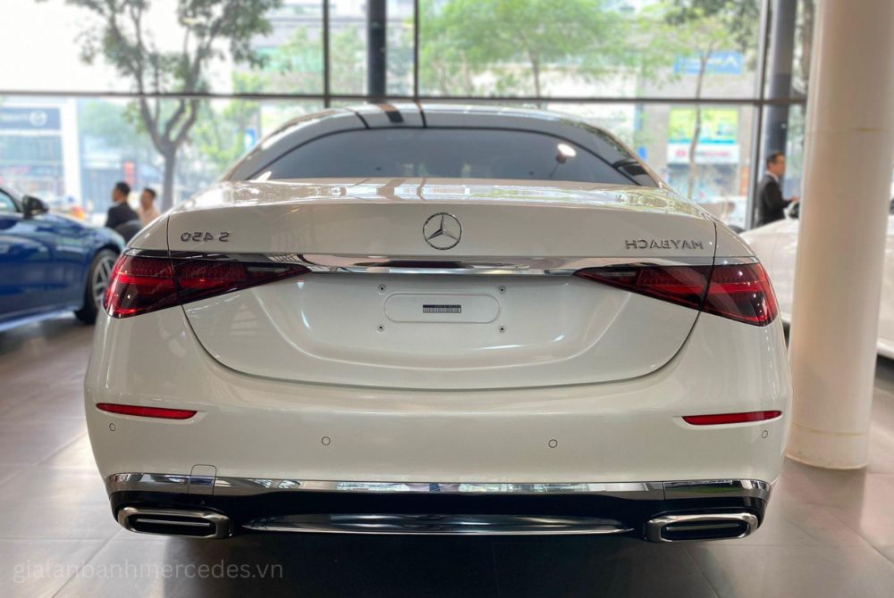 Phía sau Maybach S450 màu trắng