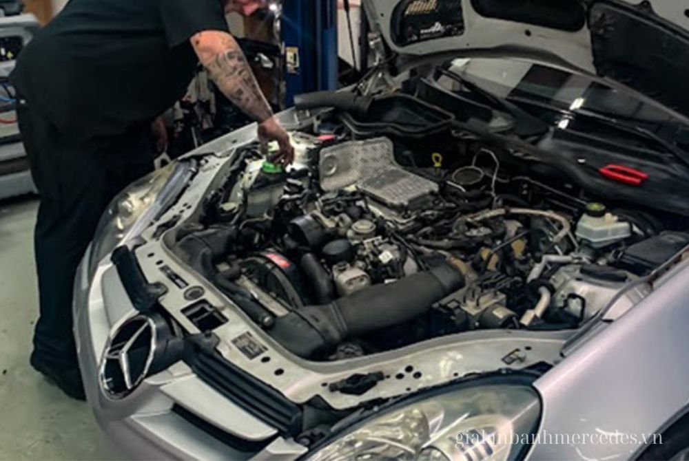 Hình ảnh bảo dưỡng định kỳ Mercedes E-Class để tránh lỗi kỹ thuật thường gặp