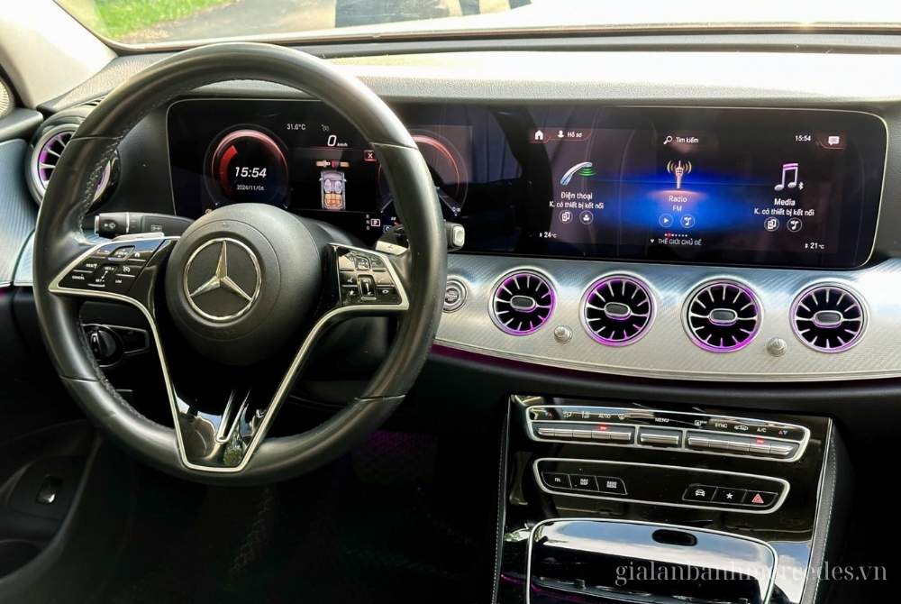 Cụm đồng hồ Mercedes E180 hiển thị mức tiêu hao nhiên liệu trung bình