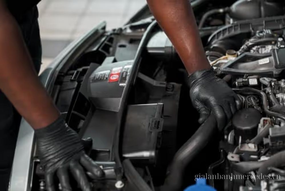 Kỹ thuật viên bảo dưỡng Mercedes E-Class tại trạm