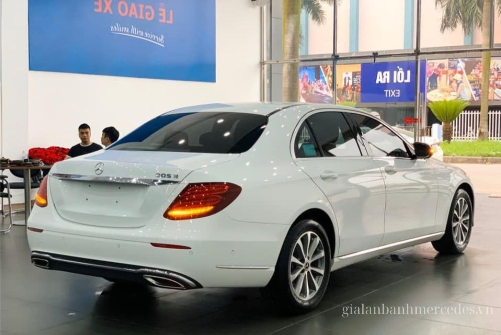 Mercedes-Benz E200 2019 đuôi xe