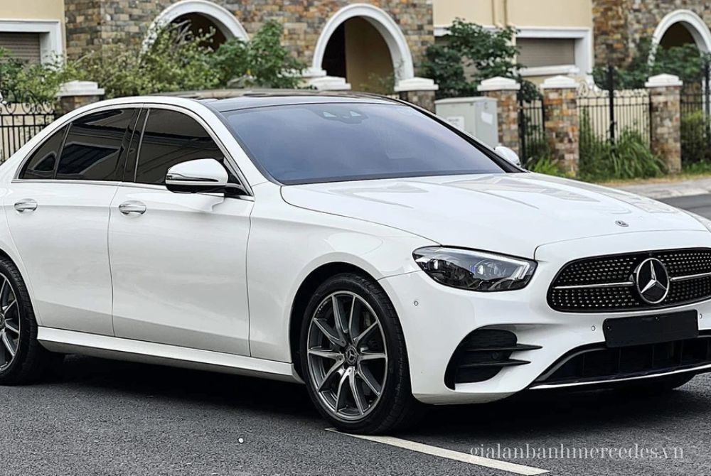 Mercedes E-Class màu trắng, sang trọng, hiện đại