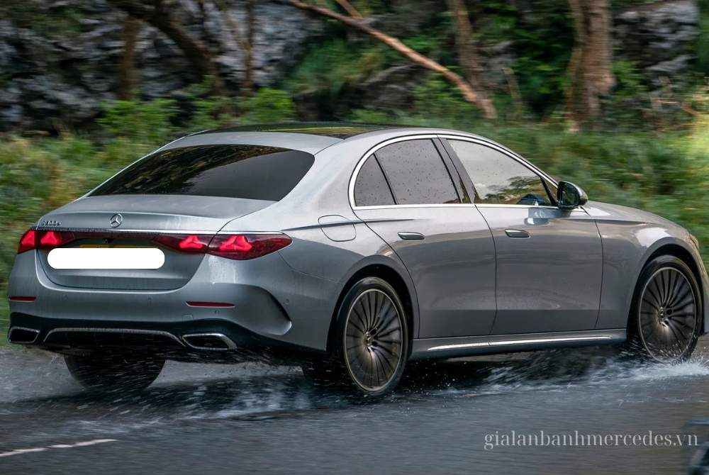 Mercedes E-Class phía sau xe