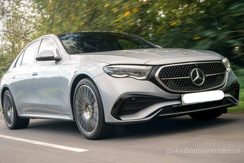 Mercedes E-Class vận hành trên cao tốc