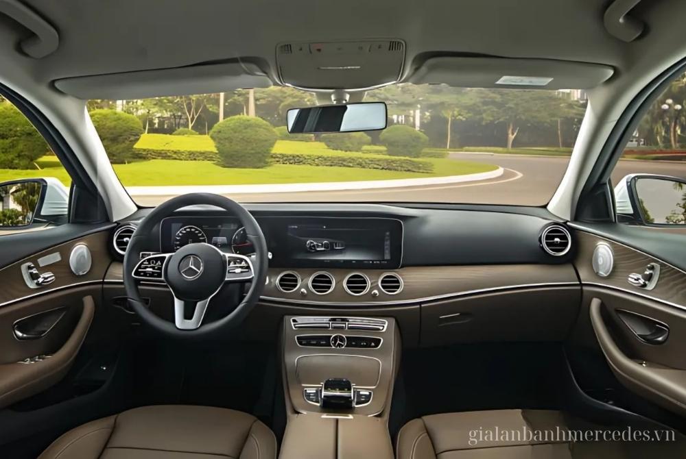 Mercedes E200 nội thất sang trọng