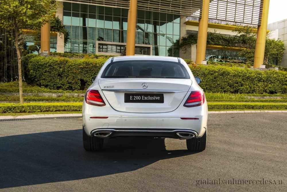 Mercedes E200 phía sau xe