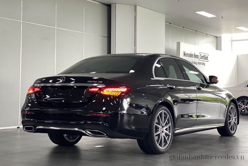 Mercedes E300 AMG đuôi xe