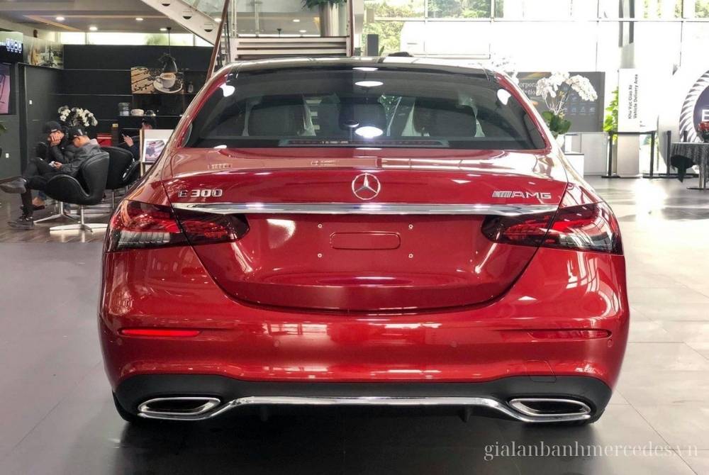 Mercedes E300 AMG màu đỏ đuôi xe