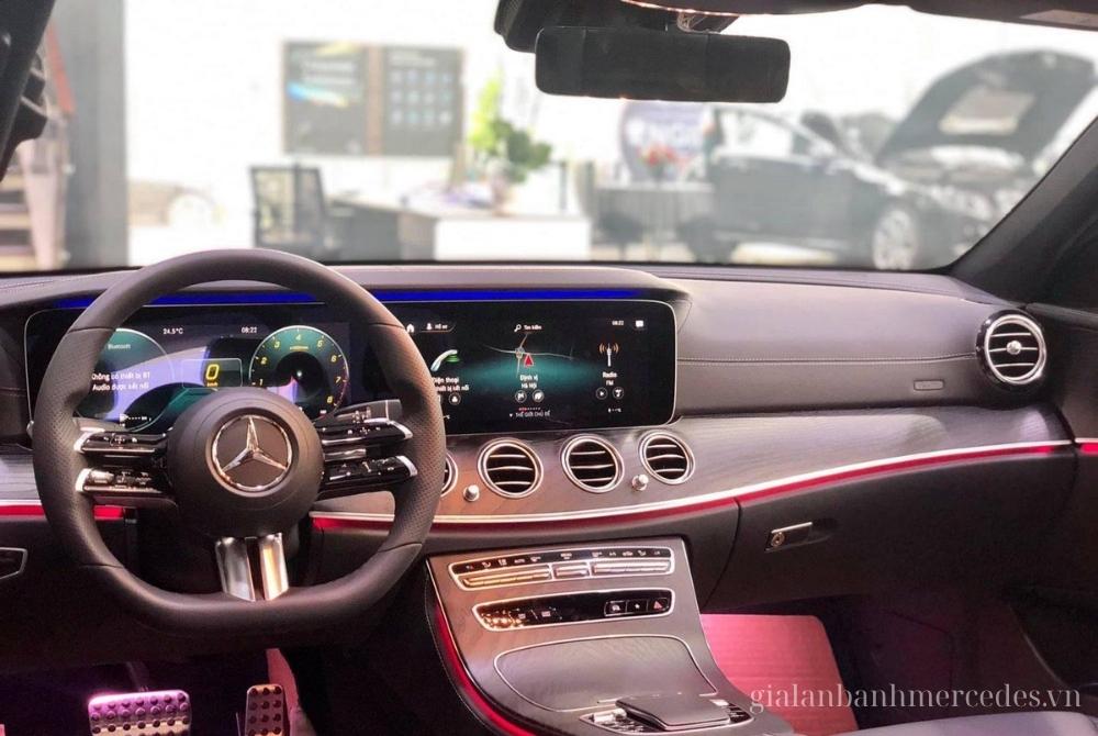 Mercedes E300 AMG màu đỏ nội thất 