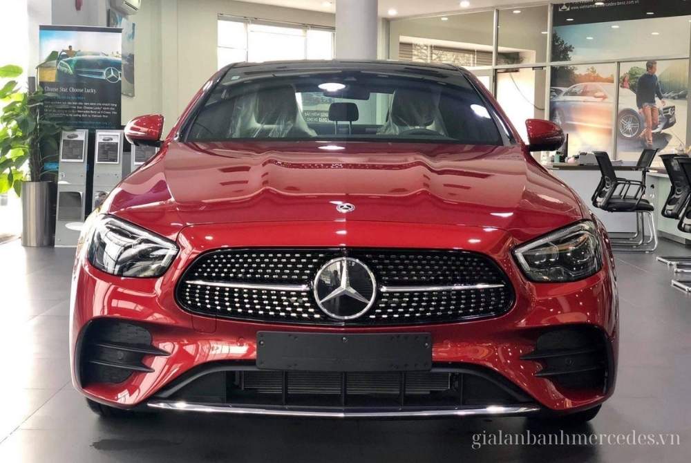 Mercedes E300 AMG màu đỏ tổng quan