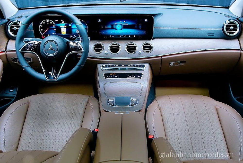 Vô lăng Mercedes E-Class cùng màn hình cảm ứng và bảng táp-lô