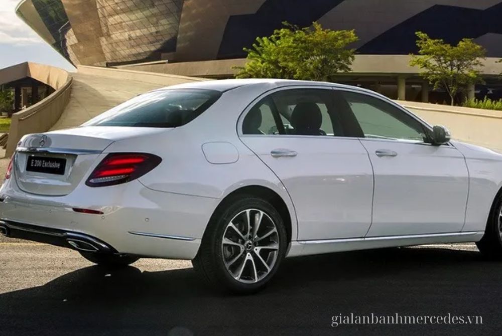 Hình ảnh đuôi xe E200 2022