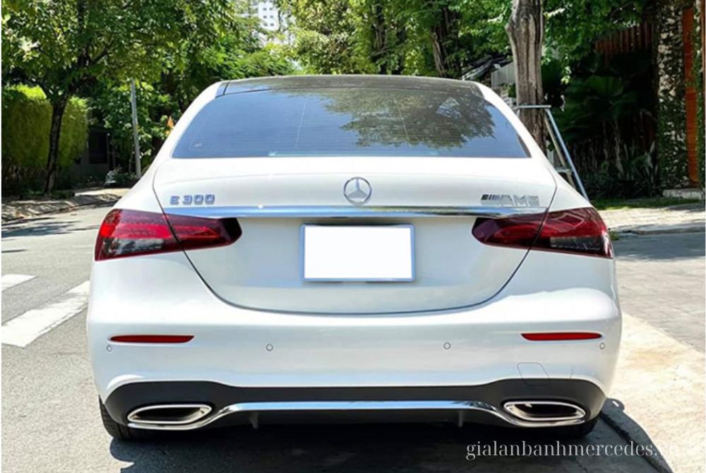 E300 AMG 2021 đuôi xe