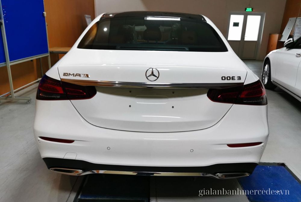 E300 AMG 2022 đuôi xe