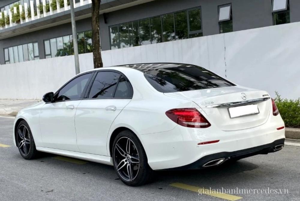 Hình ảnh đuôi xe E300 AMG 2020