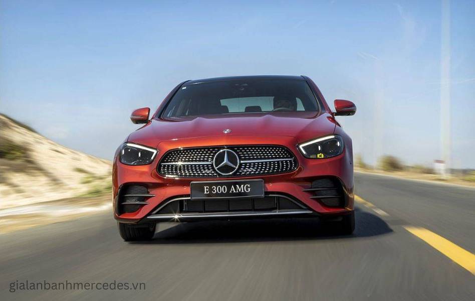 Hình ảnh Mercedes E300 trên đường cao tốc