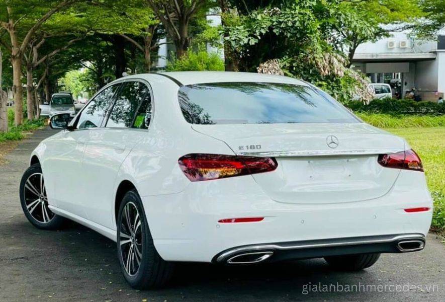 Hình ảnh thân xe sau Mercedes E180