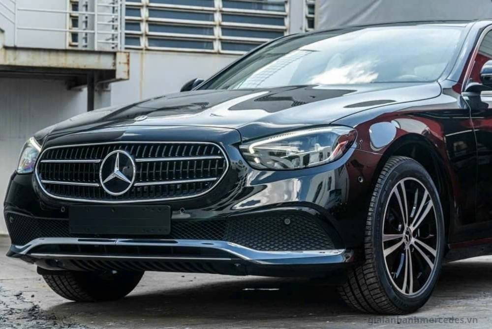 Mercedes-Benz E180 màu đen