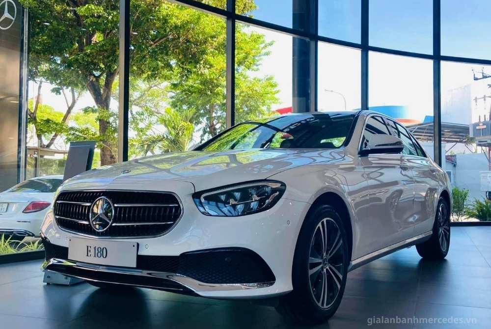 Mercedes-Benz E180 màu trắng