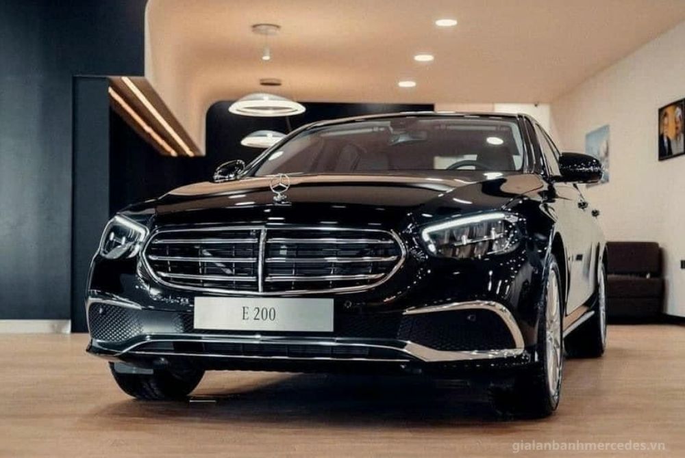 Mercedes-Benz E200 màu đen