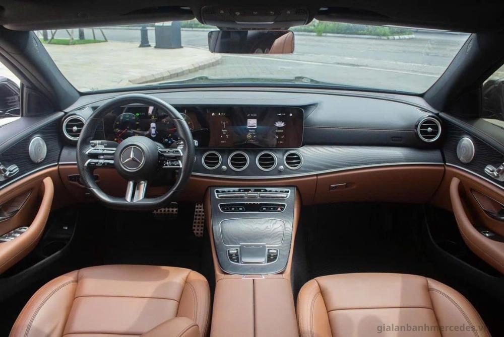 Mercedes-Benz E300 màu đen nội thất nâu