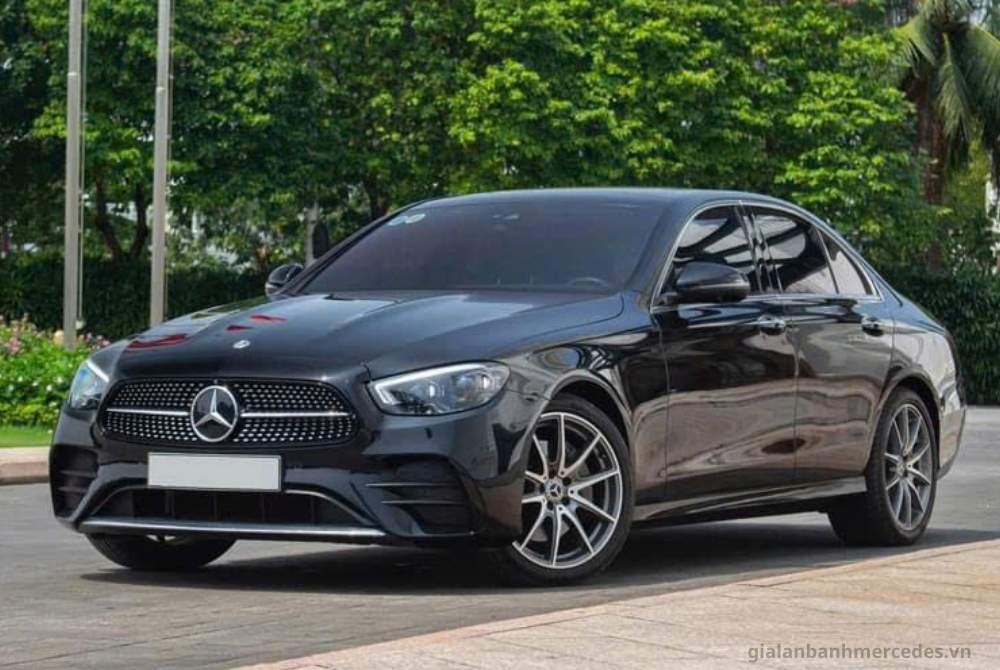 Mercedes-Benz E300 màu đen