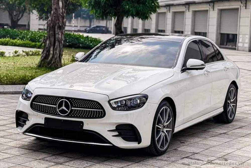 Mercedes-Benz E300 màu trắng