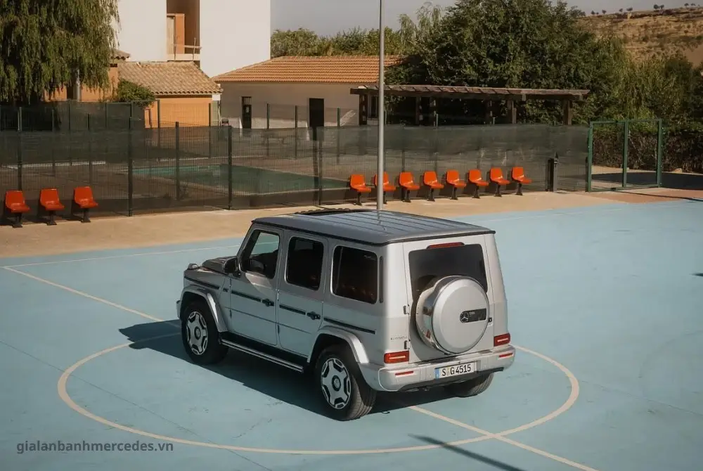 Đuôi xe Mercedes G-Class G450d với bánh dự phòng