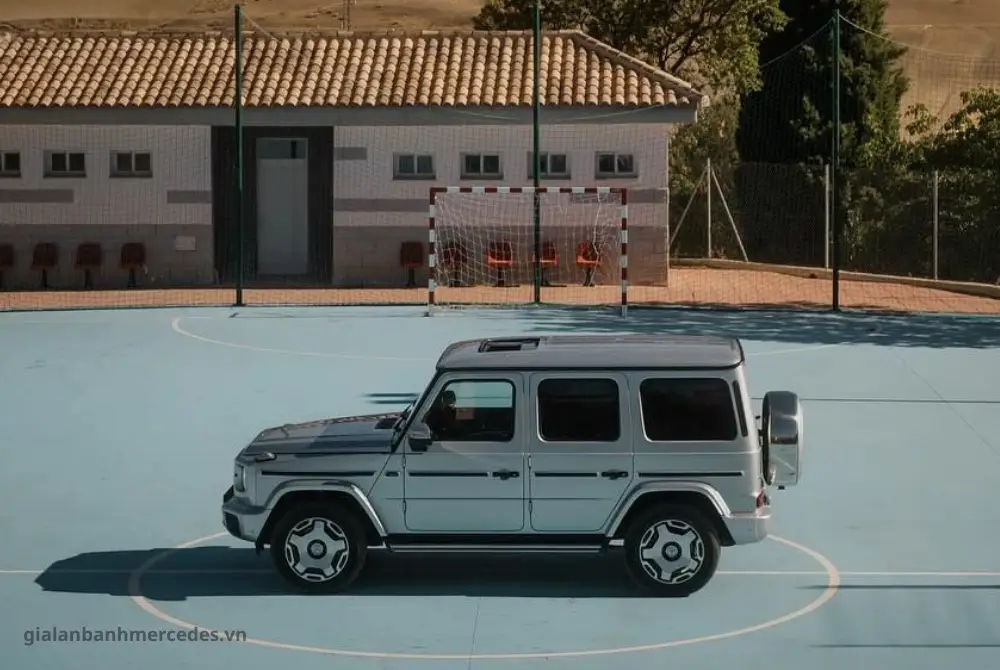 Mercedes G-Class G450d trên sân bóng rổ