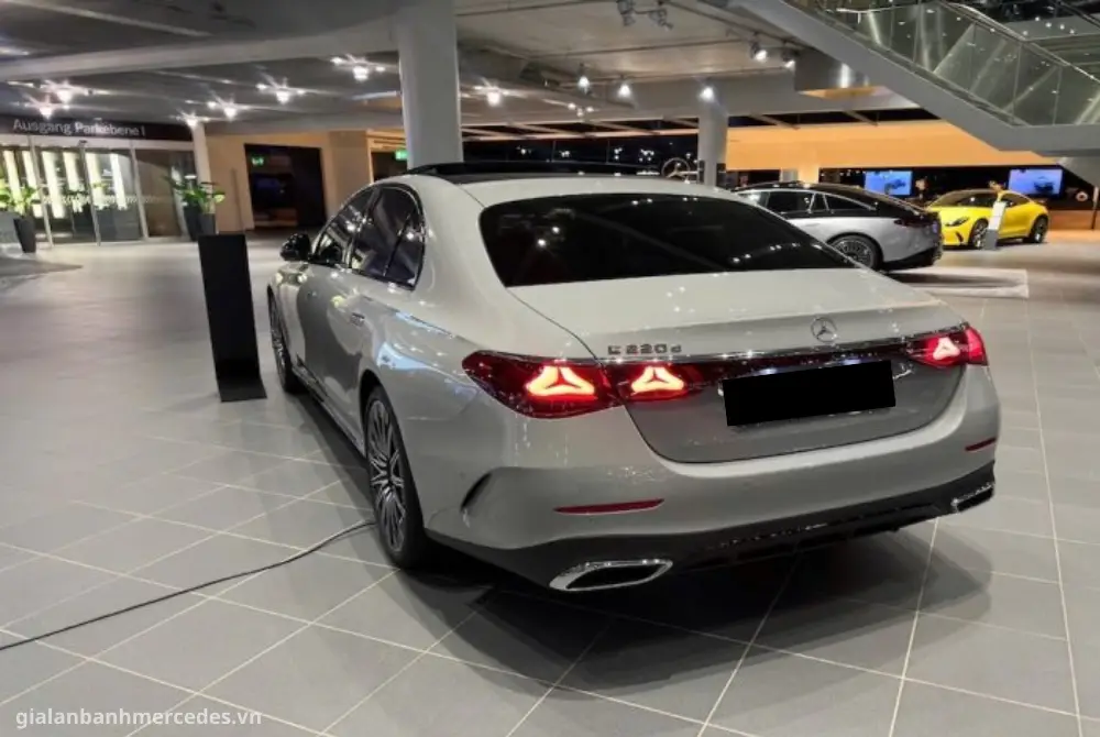 Đại lý Mercedes-Benz trưng bày E-Class 2025 với ưu đãi đặc biệt