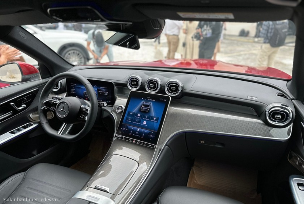 Khách hàng trải nghiệm lái thử GLC 300 2025