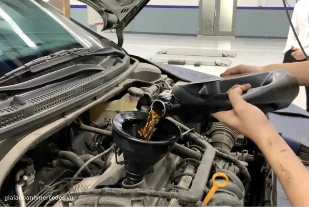 Kỹ thuật viên đang thực hiện bảo dưỡng Maybach GLS 480