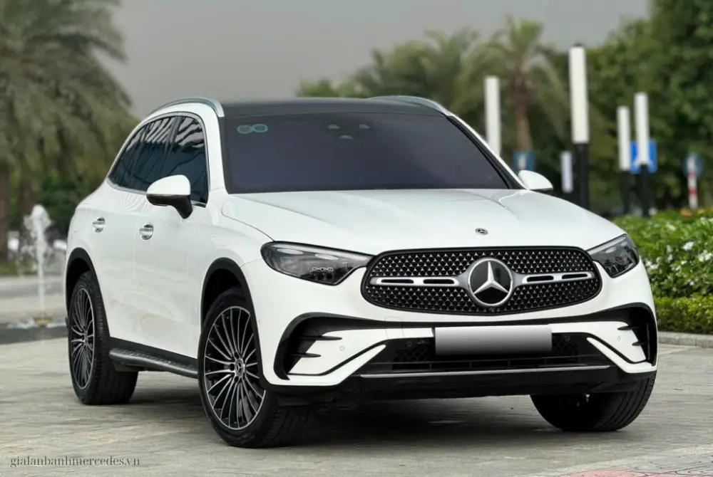 Mercedes GLC 300 2025 màu bạc nhìn từ ngoài trời