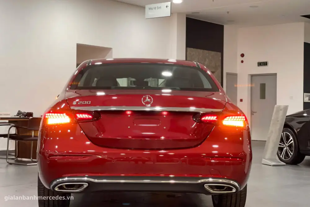 Mercedes-Benz E200 màu đỏ nổi bật trên đường phố