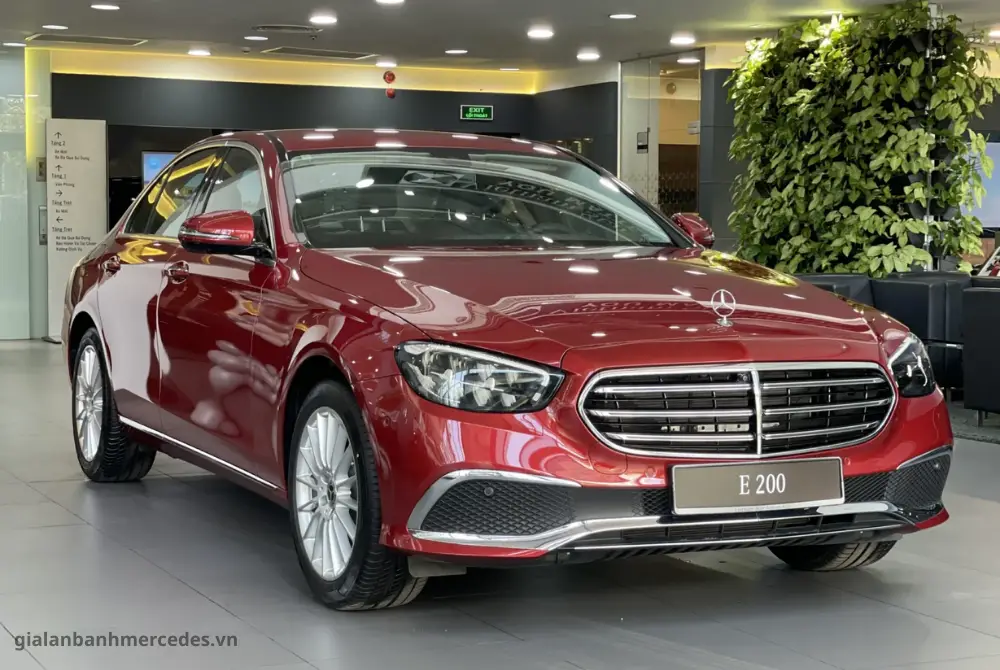 Mercedes-Benz E200 màu đỏ sang trọng nhìn từ phía trước