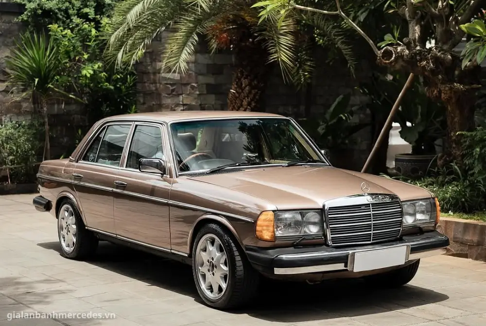 Mercedes-Benz W123 cổ điển màu bạc trên đường phố châu Âu