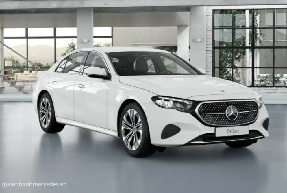 Mercedes E-Class 2025 màu bạc nhìn từ phía trước