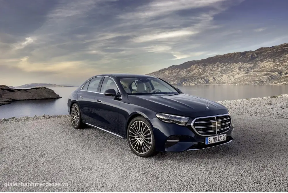 Mercedes E-Class 2025 phiên bản mới nhìn từ phía trước
