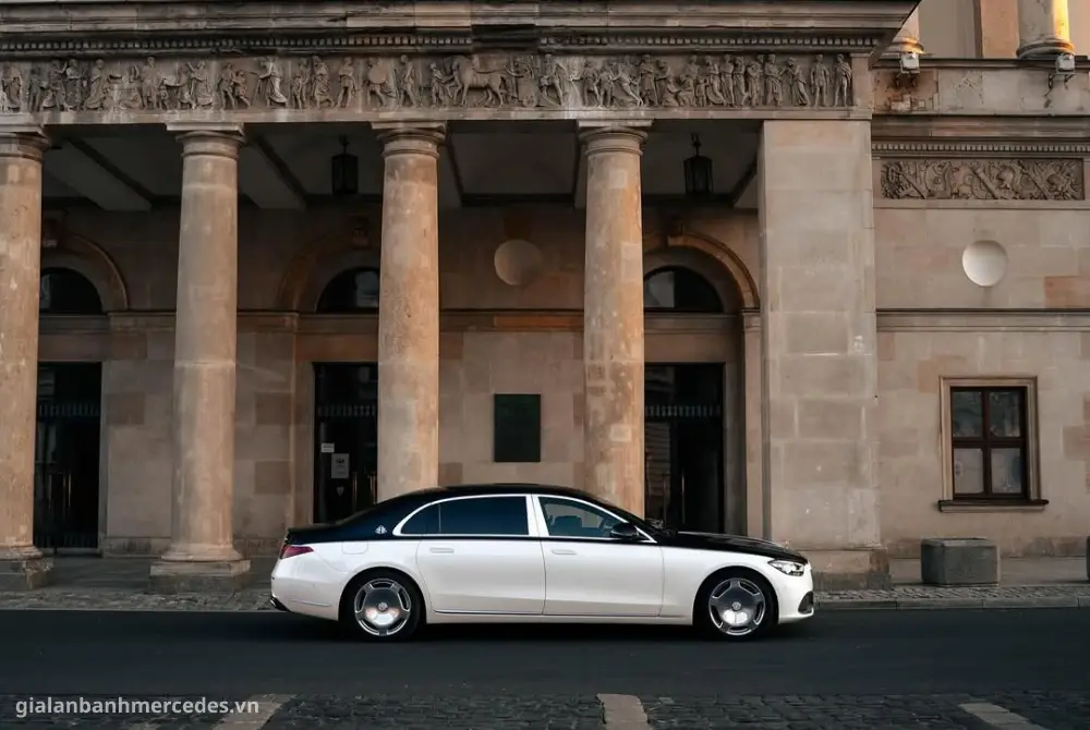 Mercedes-Maybach S-Class màu trắng đen sang trọng